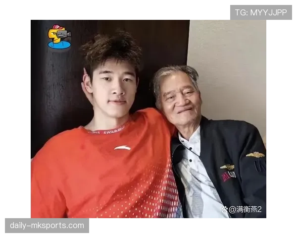 潘展乐训练完直接啃鸡腿？这自律和放纵的切换也太真实了